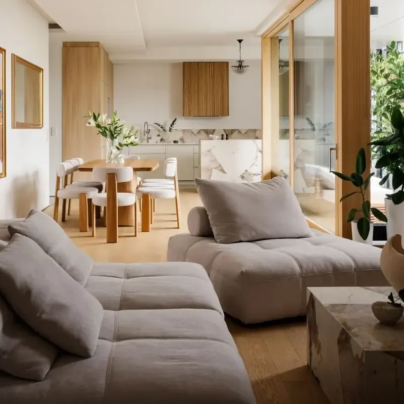 Jasny apartament hotelowy z częścią dzienną