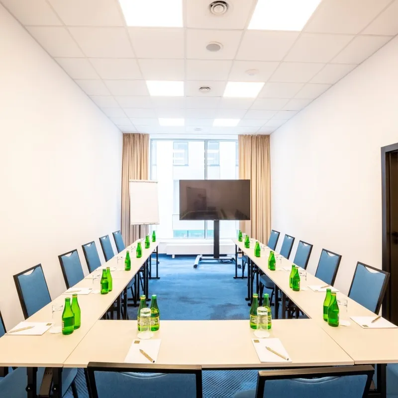 Nowoczesna sala konferencyjna w hotelu biznesowym